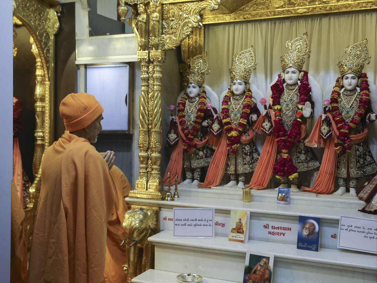 Param Pujya Mahant Swami Maharaj engrossed in darshan of Thakorji, 23 Jan 2017