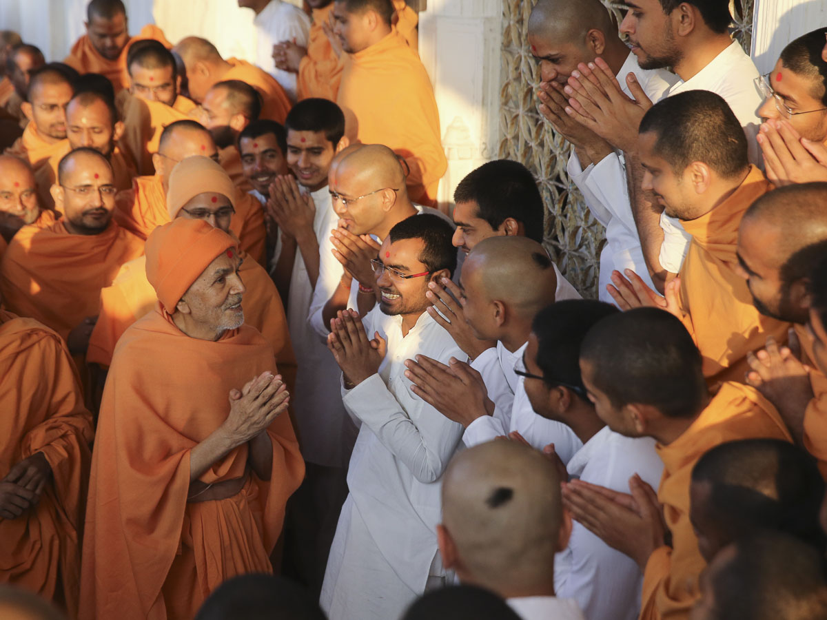 Param Pujya Mahant Swami Maharaj interacts with sadhaks in the mandir pradakshina, 23 Jan 2017