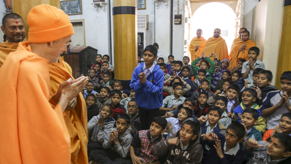 Students of Swaminarayan Vidyamandir doing darshan of Param Pujya Mahant Swami Maharaj, 23 Jan 2017