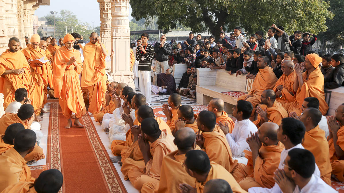 Sadhus and children doing darshan of Param Pujya Mahant Swami Maharaj at the Smruti Mandir, 23 Jan 2017