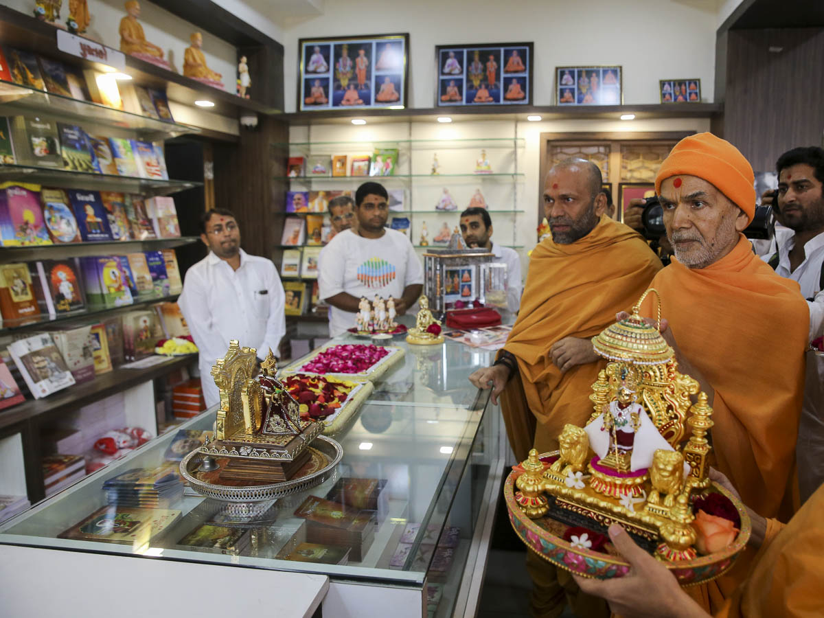 Param Pujya Mahant Swami Maharaj sanctifies the bookstall, 23 Jan 2017