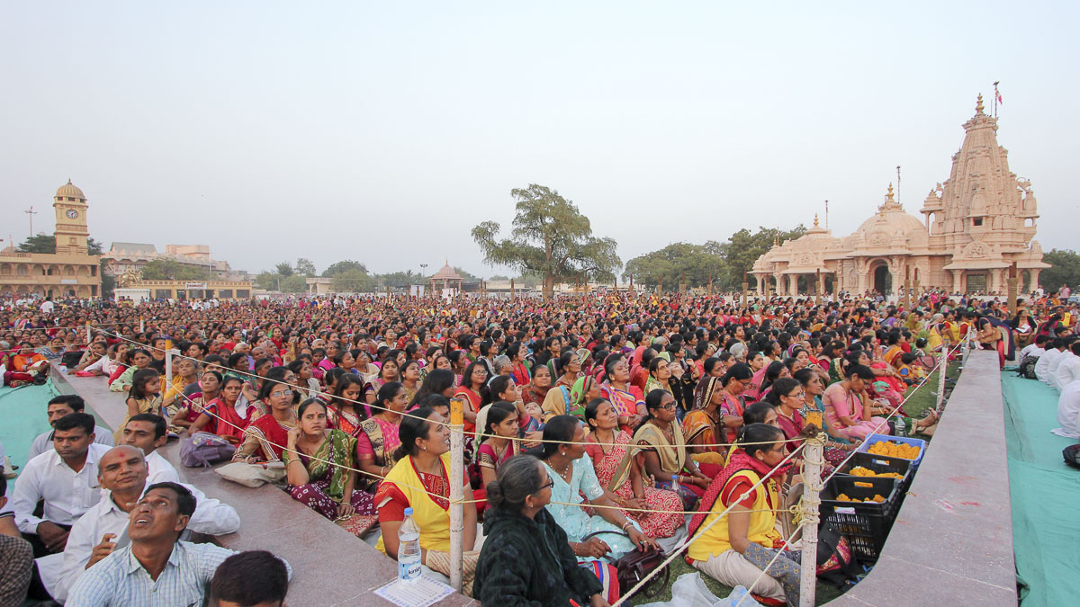 Devotees during the diksha ceremony, 23 Jan 2017