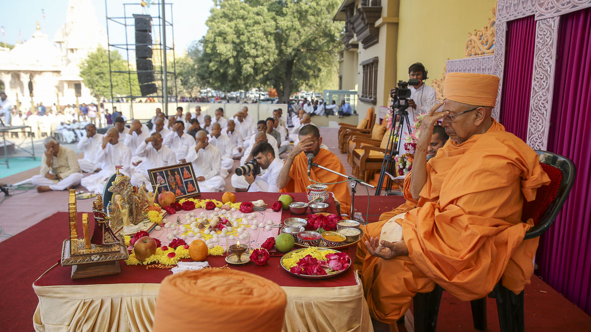 Pujya Tyagvallabh Swami performs diksha mahapuja rituals, 23 Jan 2017