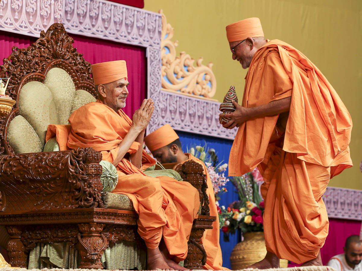 Pujya Kothari Swami honors Param Pujya Mahant Swami Maharaj, 23 Jan 2017