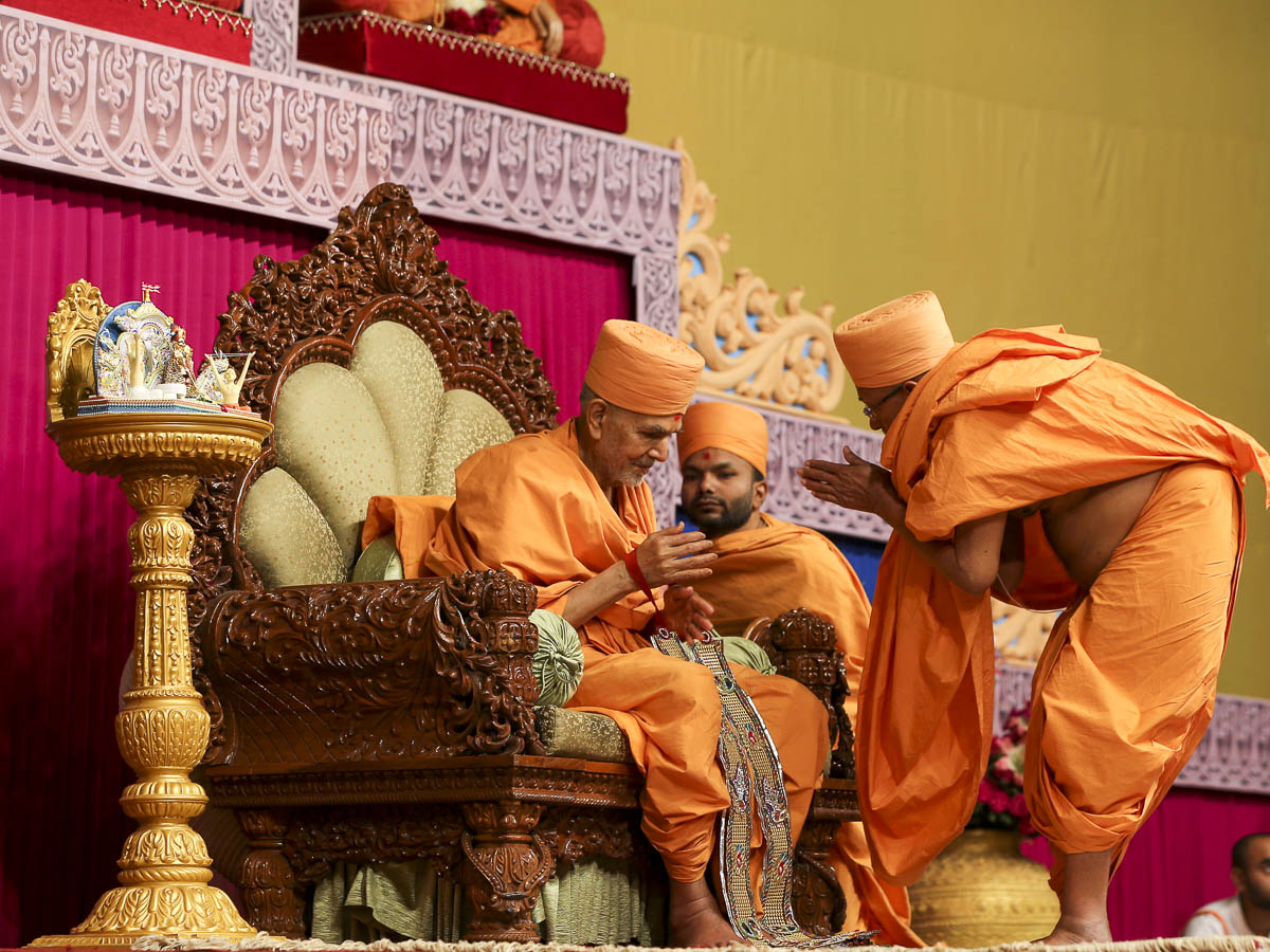 Pujya Tyagvallabh Swami honors Param Pujya Mahant Swami Maharaj with a garland, 23 Jan 2017