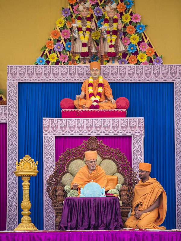 Param Pujya Mahant Swami Maharaj performs mahapuja rituals, 23 Jan 2017