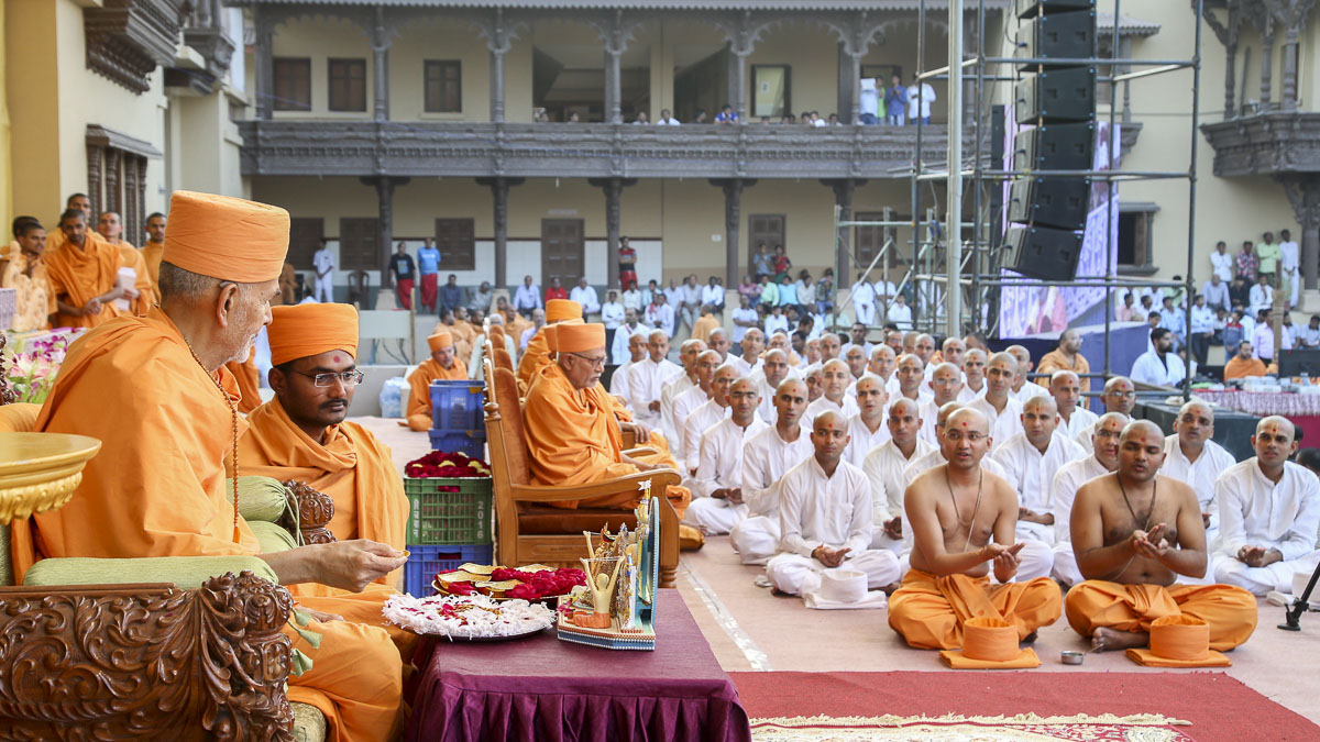 Param Pujya Mahant Swami Maharaj, parshads and sadhaks perform diksha mahapuja rituals, 23 Jan 2017
