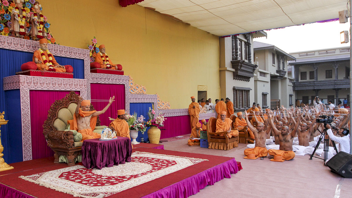 Parshads and sadhaks perform diksha rituals, 23 Jan 2017