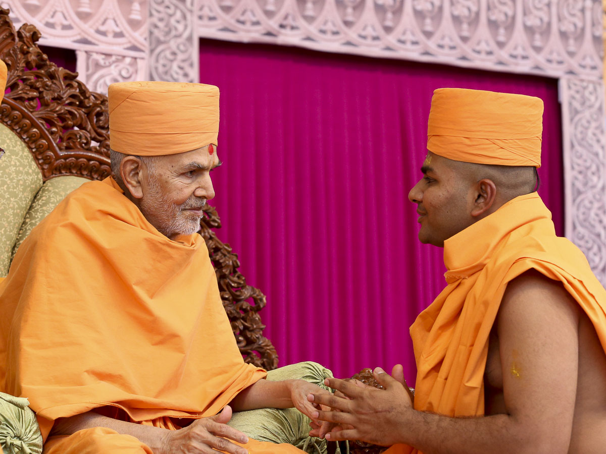 Param Pujya Mahant Swami Maharaj gives diksha mantra to newly initiated sadhus and blesses them, 23 Jan 2017