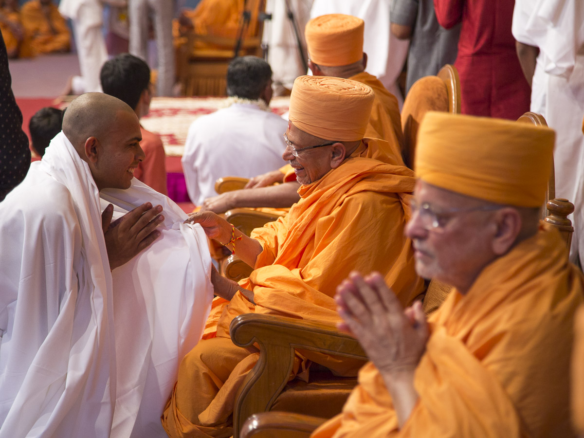 Pujya Tyagvallabh Swami blesses newly initiated parshads, 23 Jan 2017