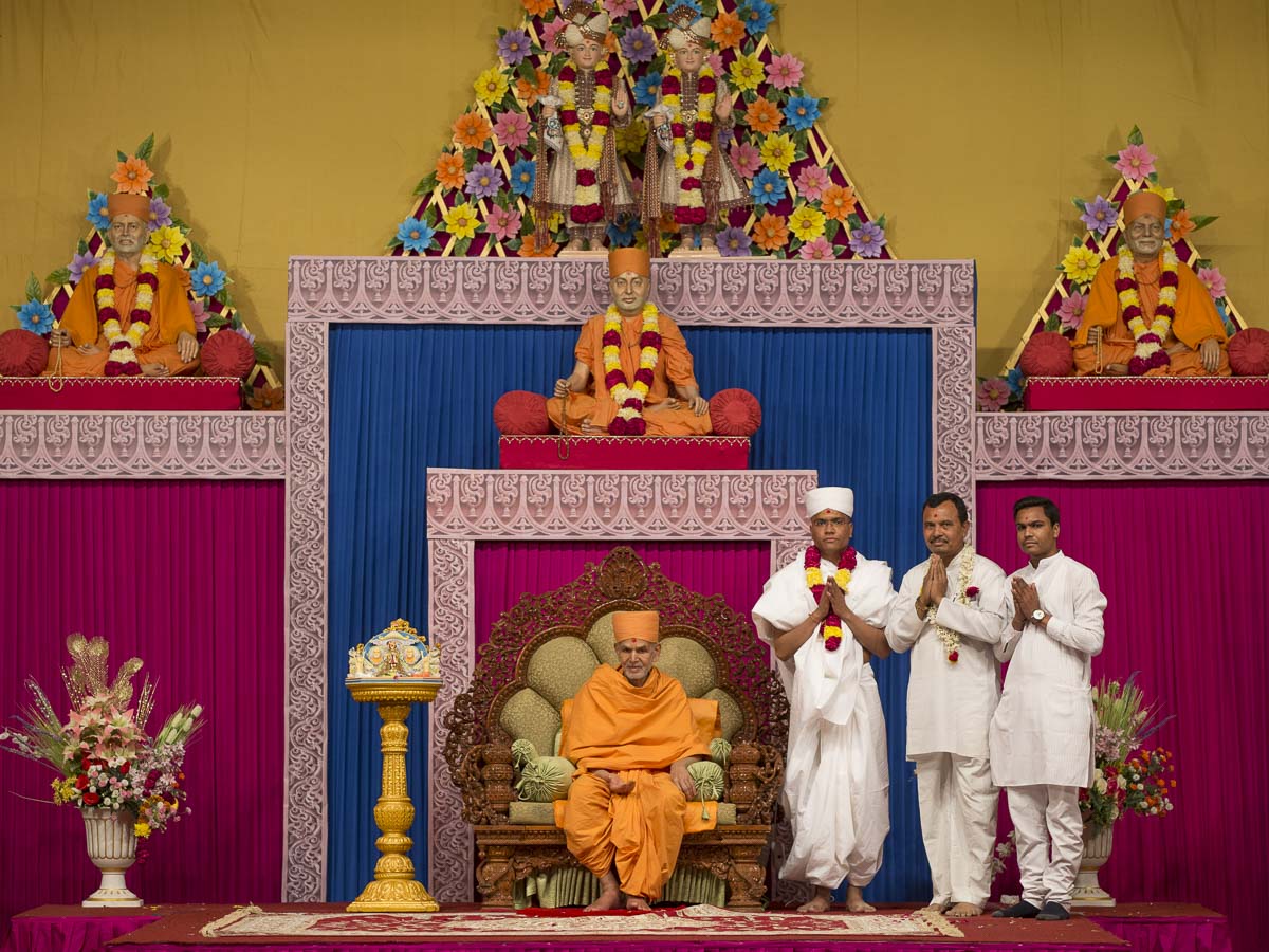Param Pujya Mahant Swami Maharaj with a newly initiated parshad and his father, 23 Jan 2017