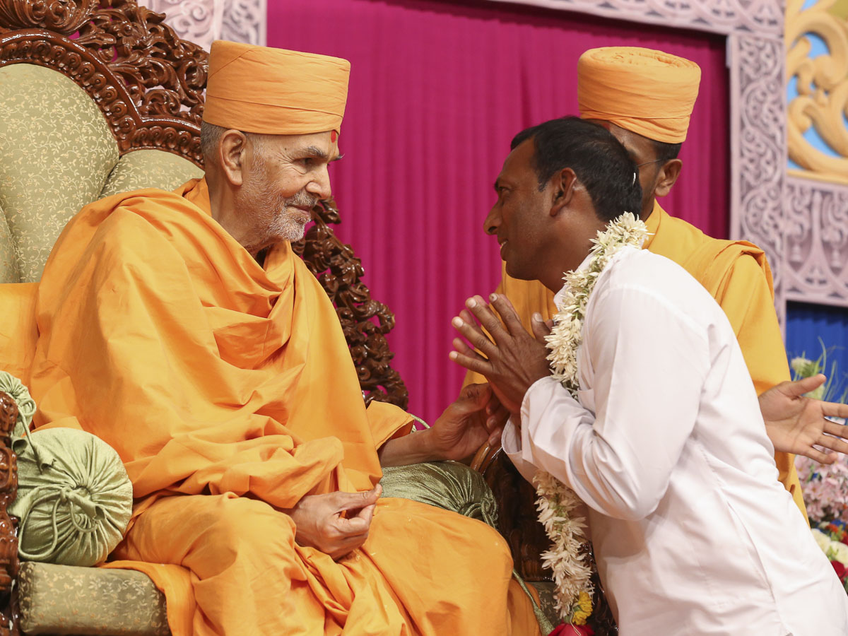 Param Pujya Mahant Swami Maharaj blesses fathers of newly initiated parshads, 23 Jan 2017