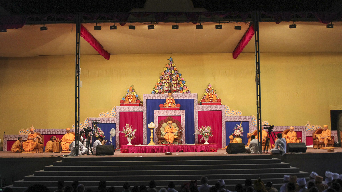 Param Pujya Mahant Swami Maharaj blesses the assembly, 23 Jan 2017