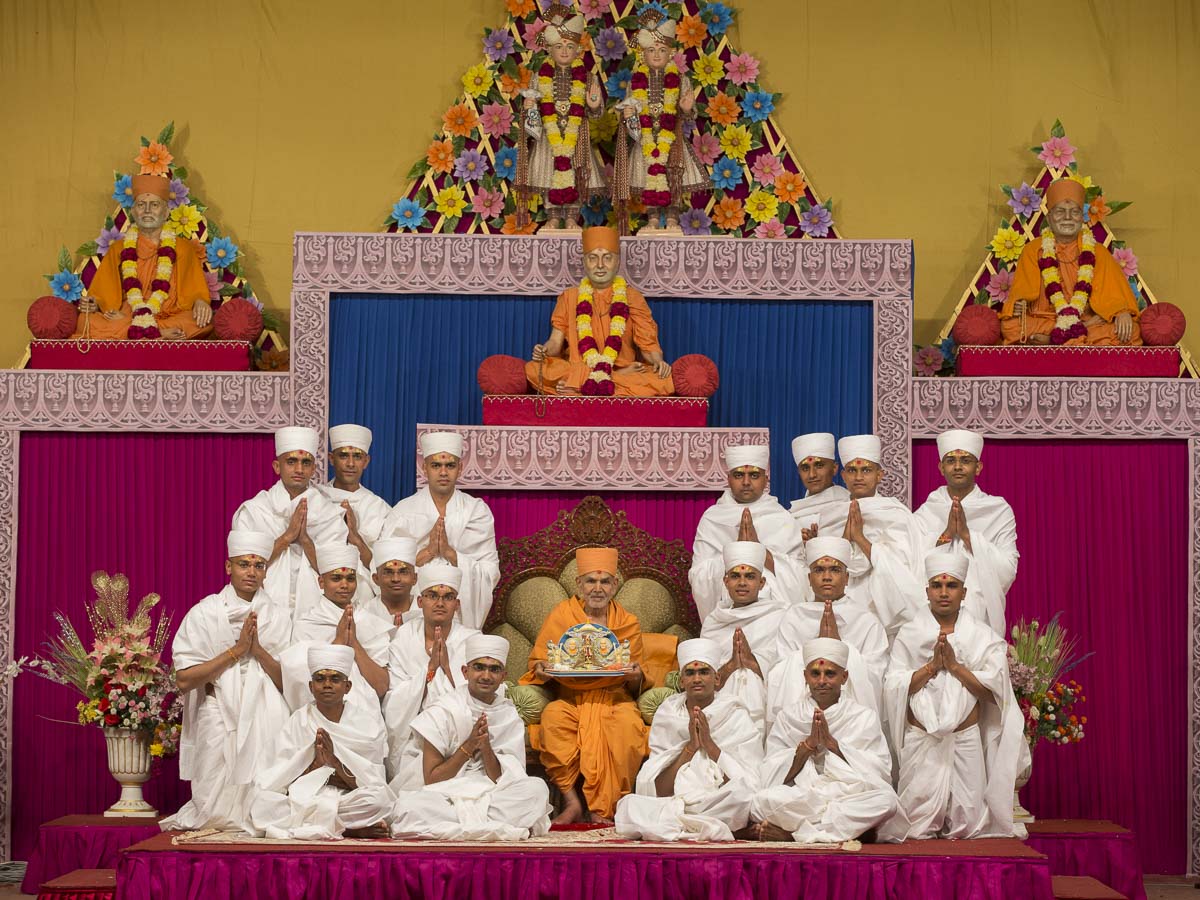 Newly initiated parshads with Param Pujya Mahant Swami Maharaj, 23 Jan 2017