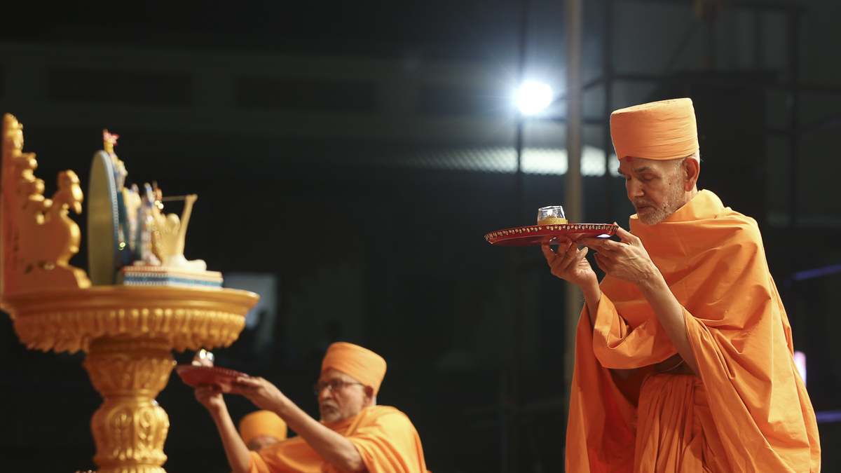 Param Pujya Mahant Swami Maharaj and senior sadhus perform arti of Thakorji, 23 Jan 2017