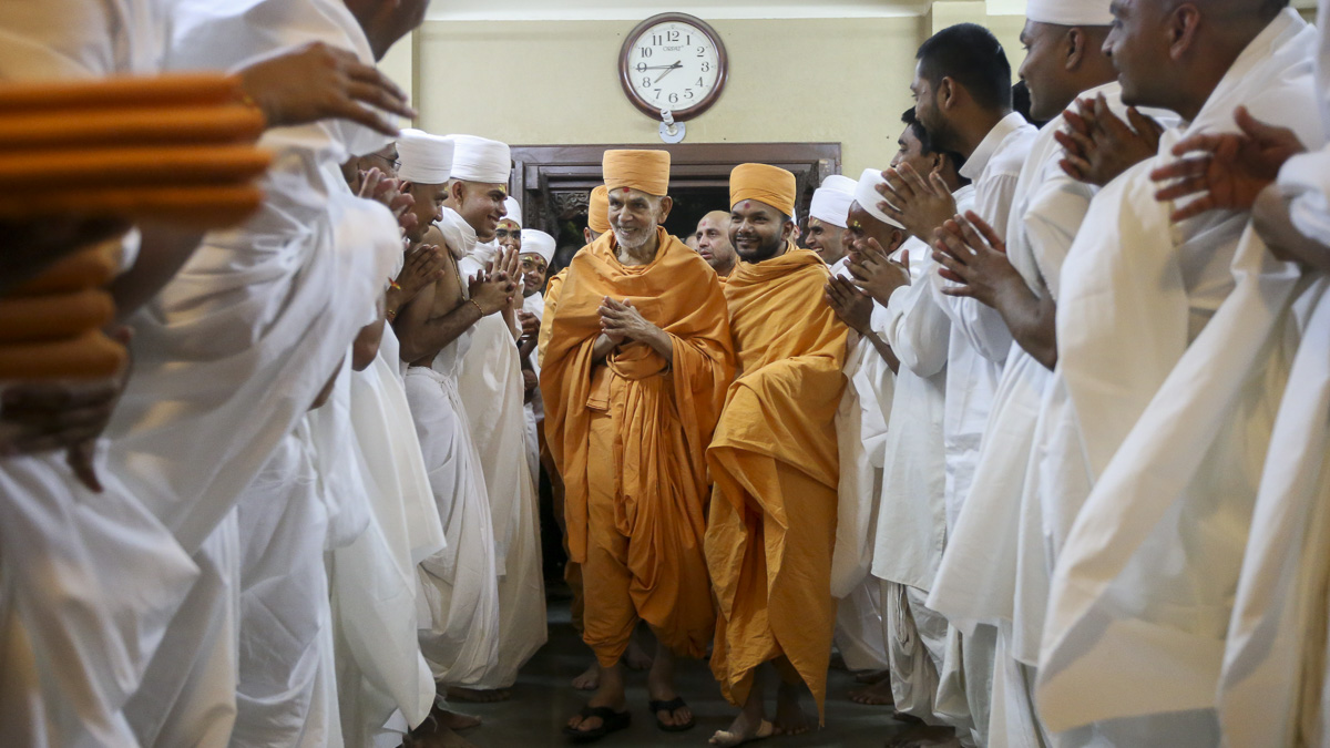 Newly initiated parshads doing darshan of Param Pujya Mahant Swami Maharaj, 23 Jan 2017