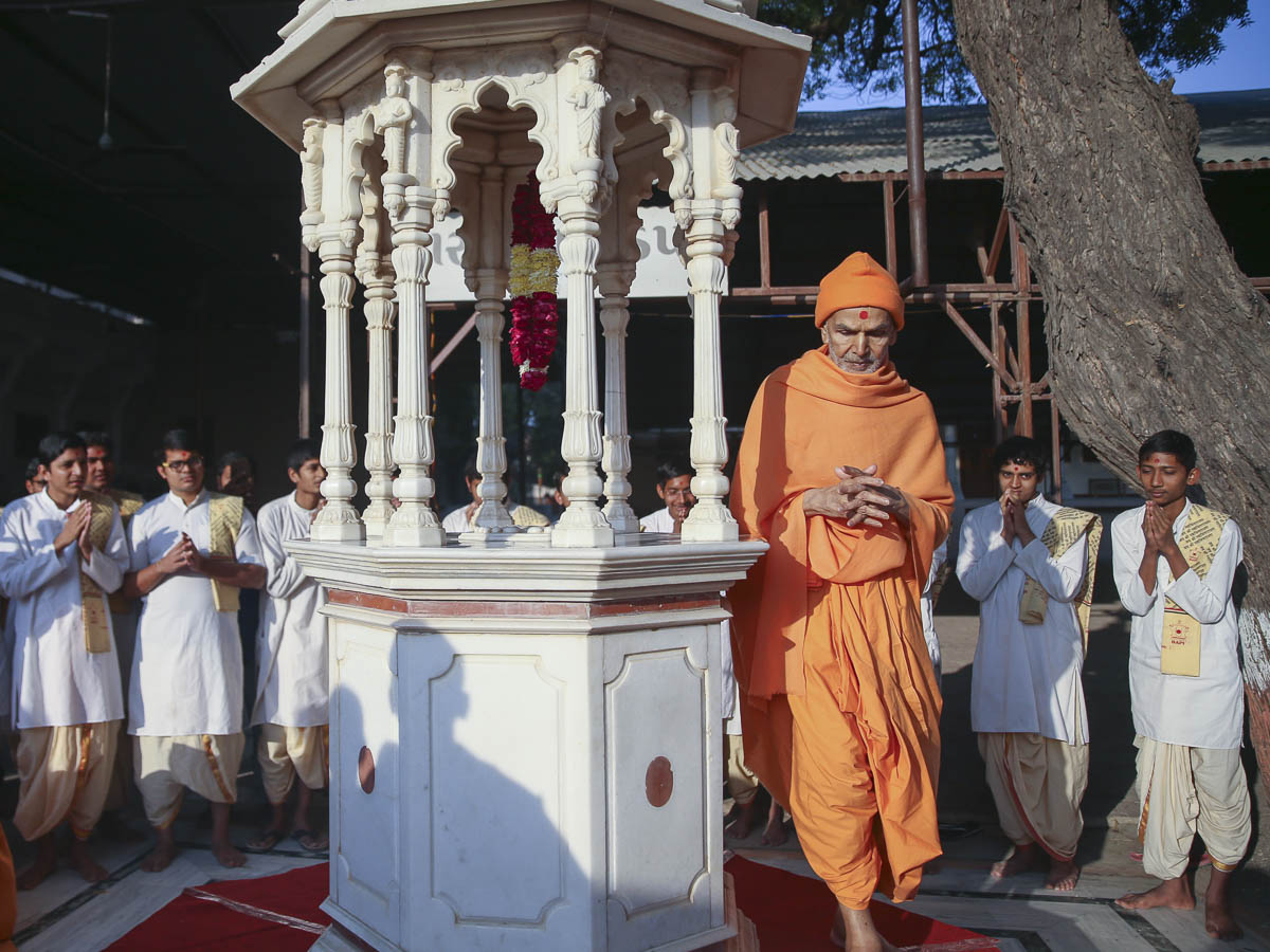 Param Pujya Mahant Swami Maharaj performs pradakshina of holy charnarvind of Bhagwan Swaminarayan, 24 Jan 2017
