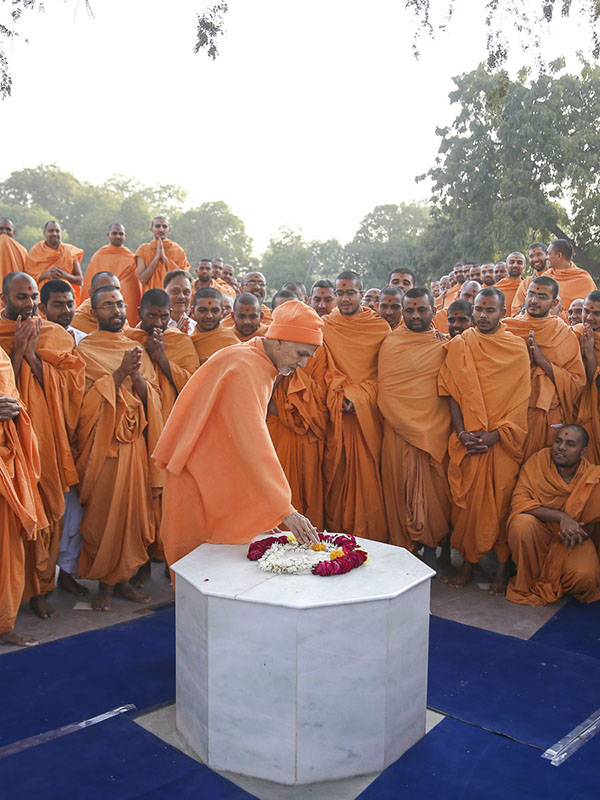 Param Pujya Mahant Swami Maharaj reverentially touches the holy charnarvind of Bhagwan Swaminarayan, 24 Jan 2017
