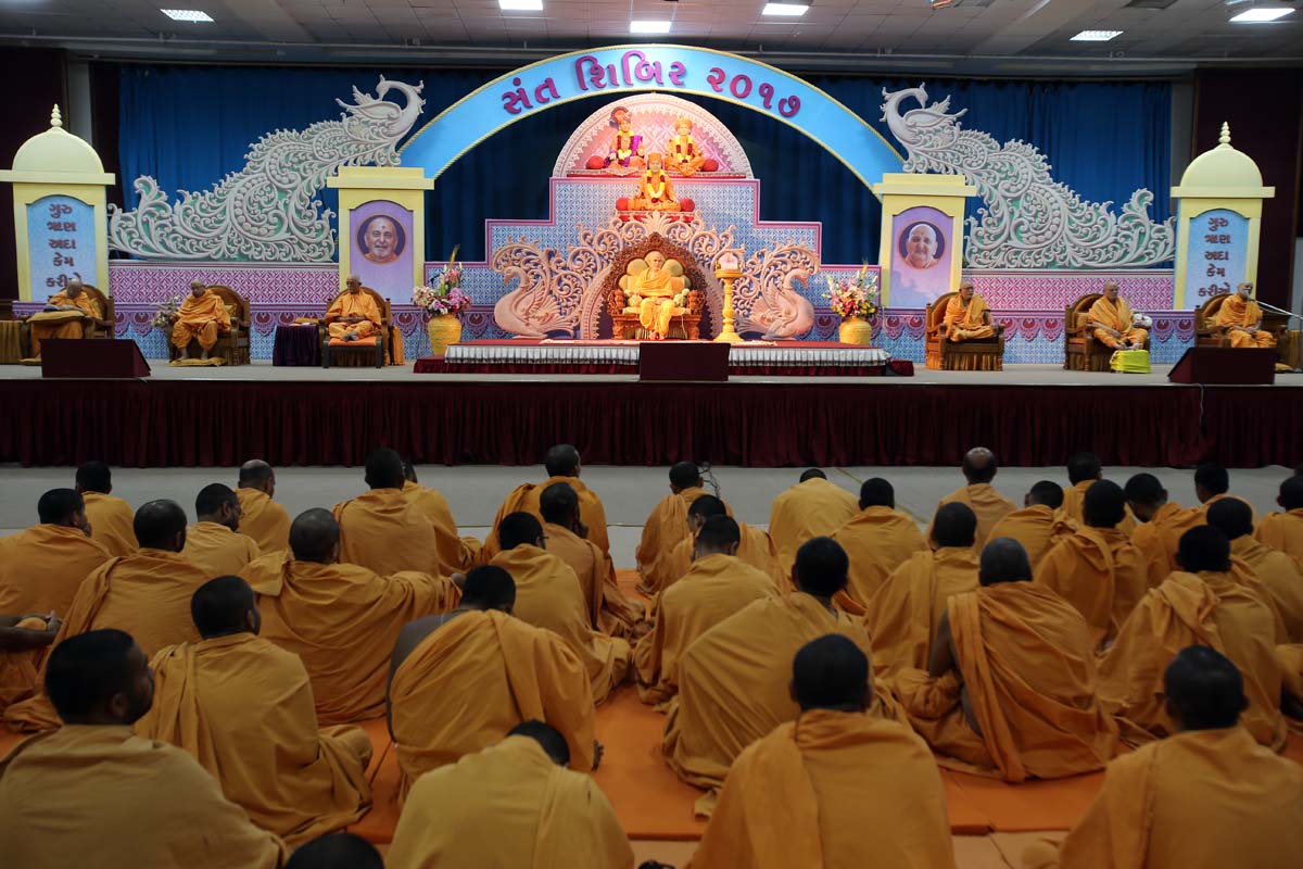Param Pujya Mahant Swami Maharaj and senior sadhus during Sant Shibir, 25 Jan 2017