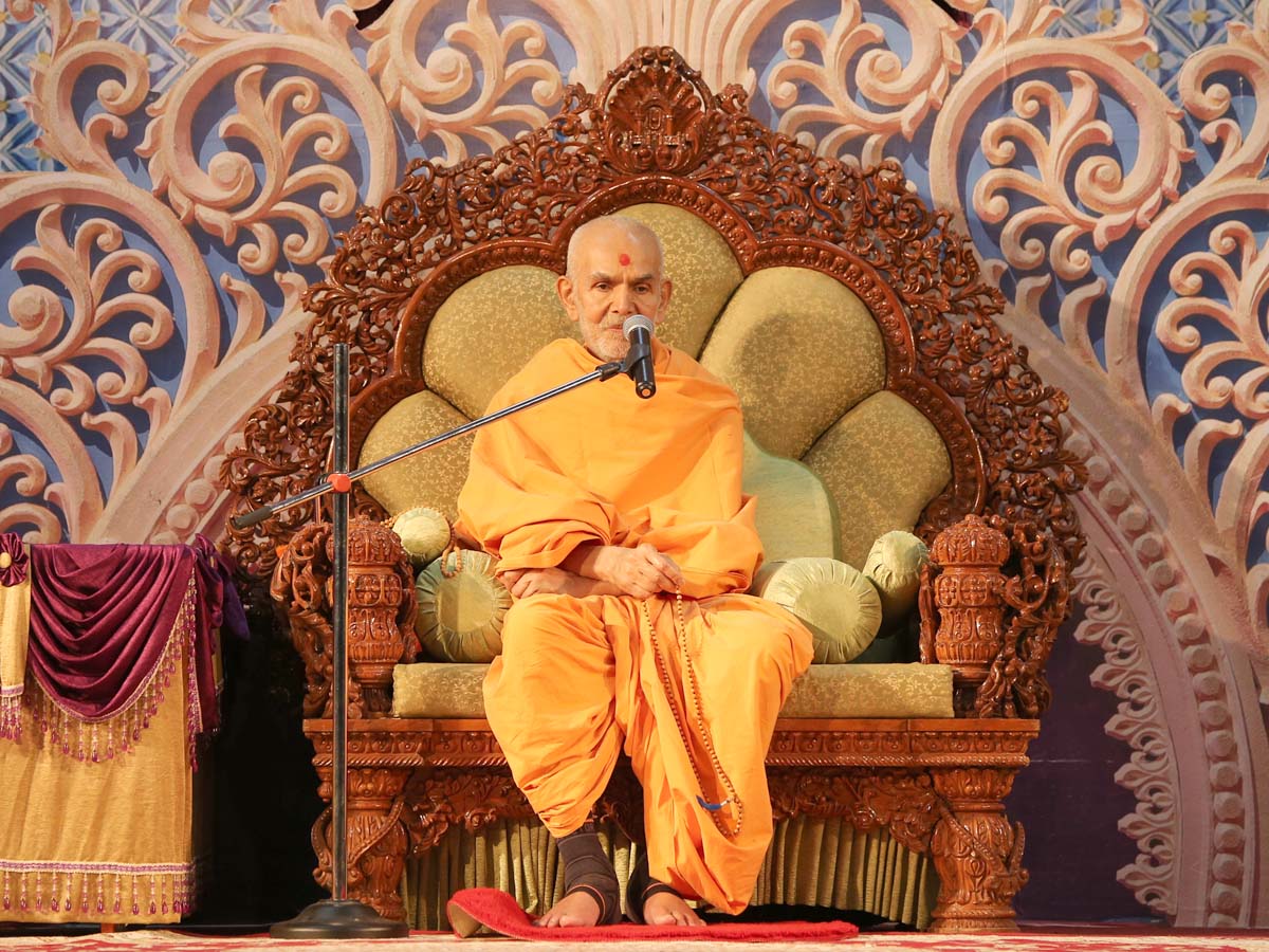 Param Pujya Mahant Swami Maharaj blesses sadhus, 25 Jan 2017