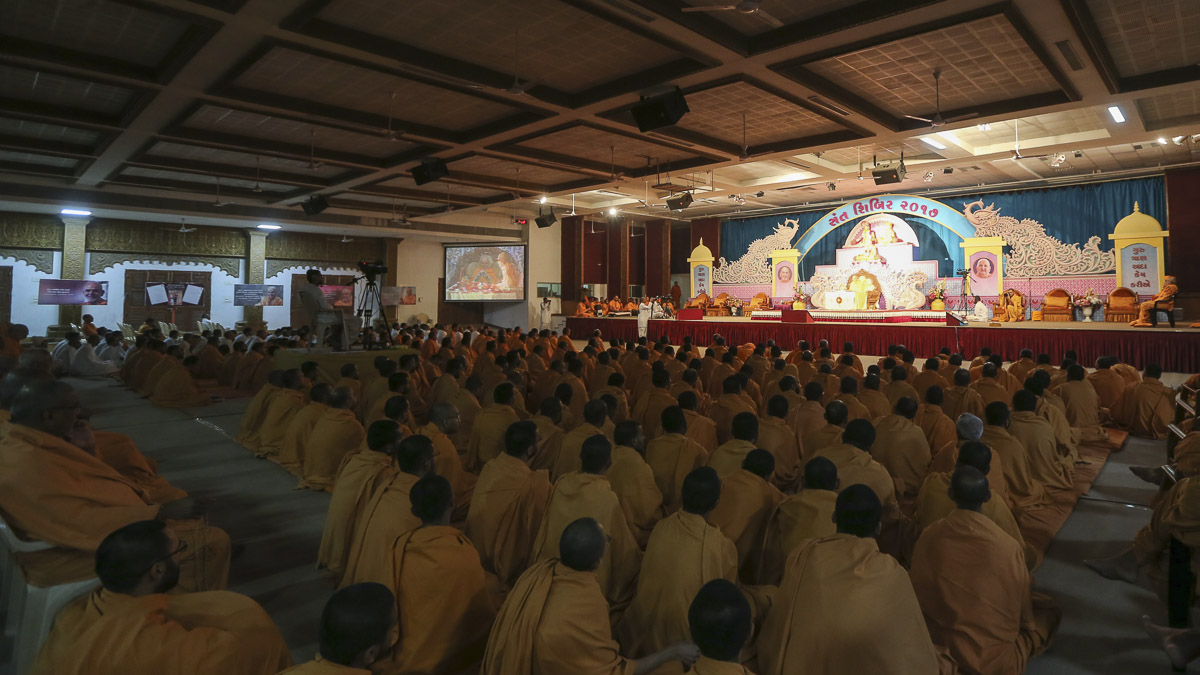 Sadhus doing Param Pujya Mahant Swami Maharaj's puja darshan, 26 Jan 2017
