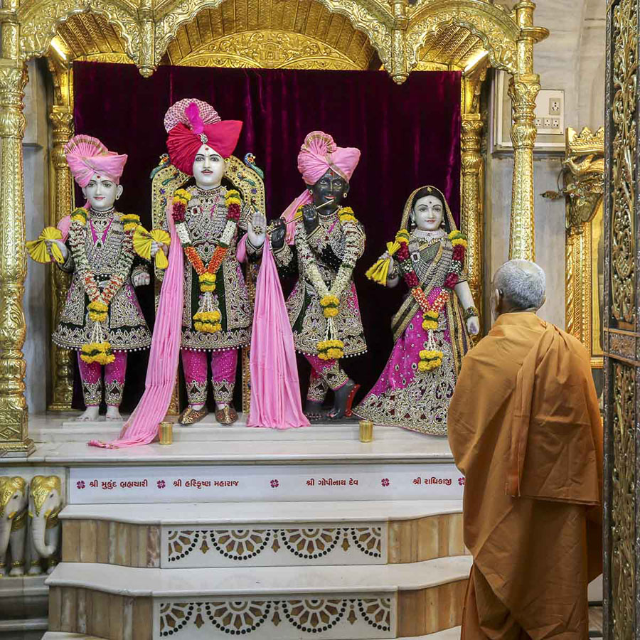 Param Pujya Mahant Swami Maharaj engrossed in darshan of Thakorji, 26 Jan 2017