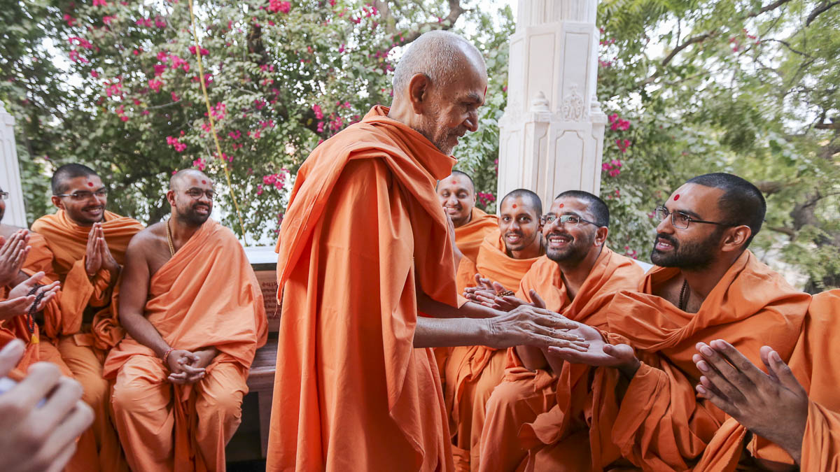 Param Pujya Mahant Swami Maharaj converses with sadhus in the mandir pradakshina, 26 Jan 2017
