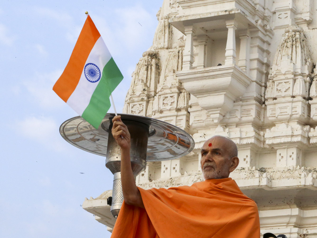 Param Pujya Mahant Swami Maharaj waves the Indian flag, 26 Jan 2017