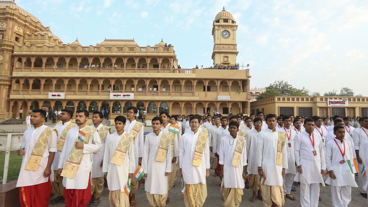 Students of Swaminarayan Sanskrit Mahavidyalay during the flag hoisting ceremony, 26 Jan 2017