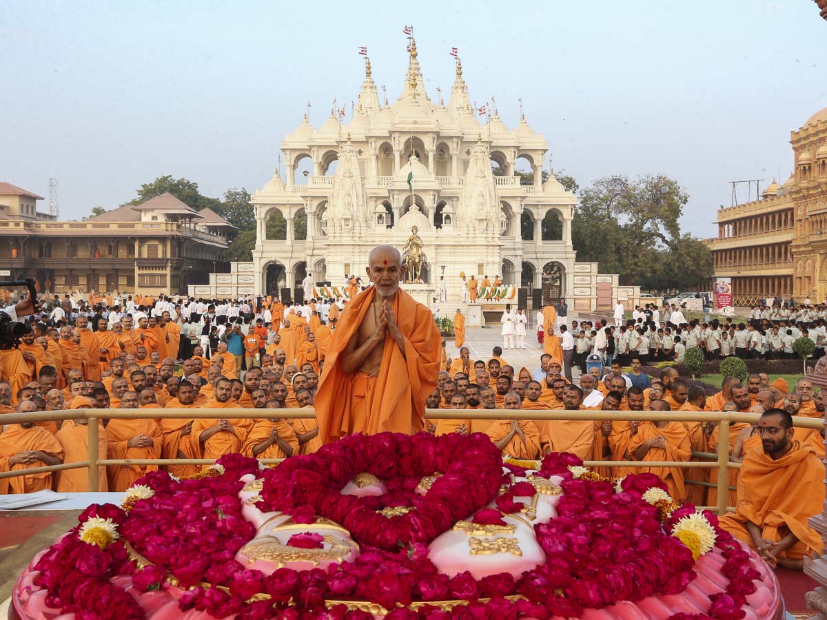 Param Pujya Mahant Swami Maharaj engrossed in darshan at Brahmaswarup Pramukh Swami Maharaj's samadhi, 26 Jan 2017