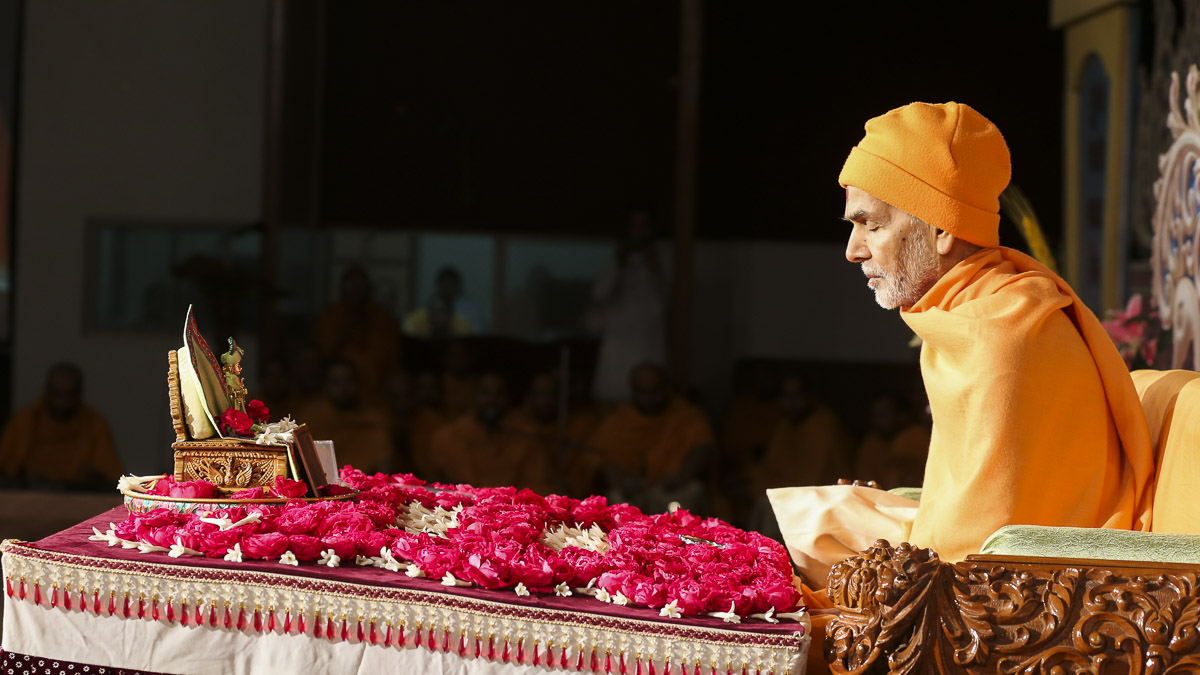 Param Pujya Mahant Swami Maharaj performs his morning puja, 27 Jan 2017