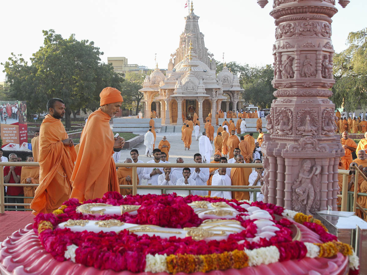 Param Pujya Mahant Swami Maharaj performs pradakshina of Brahmaswarup Pramukh Swami Maharaj's samadhi, 27 Jan 2017
