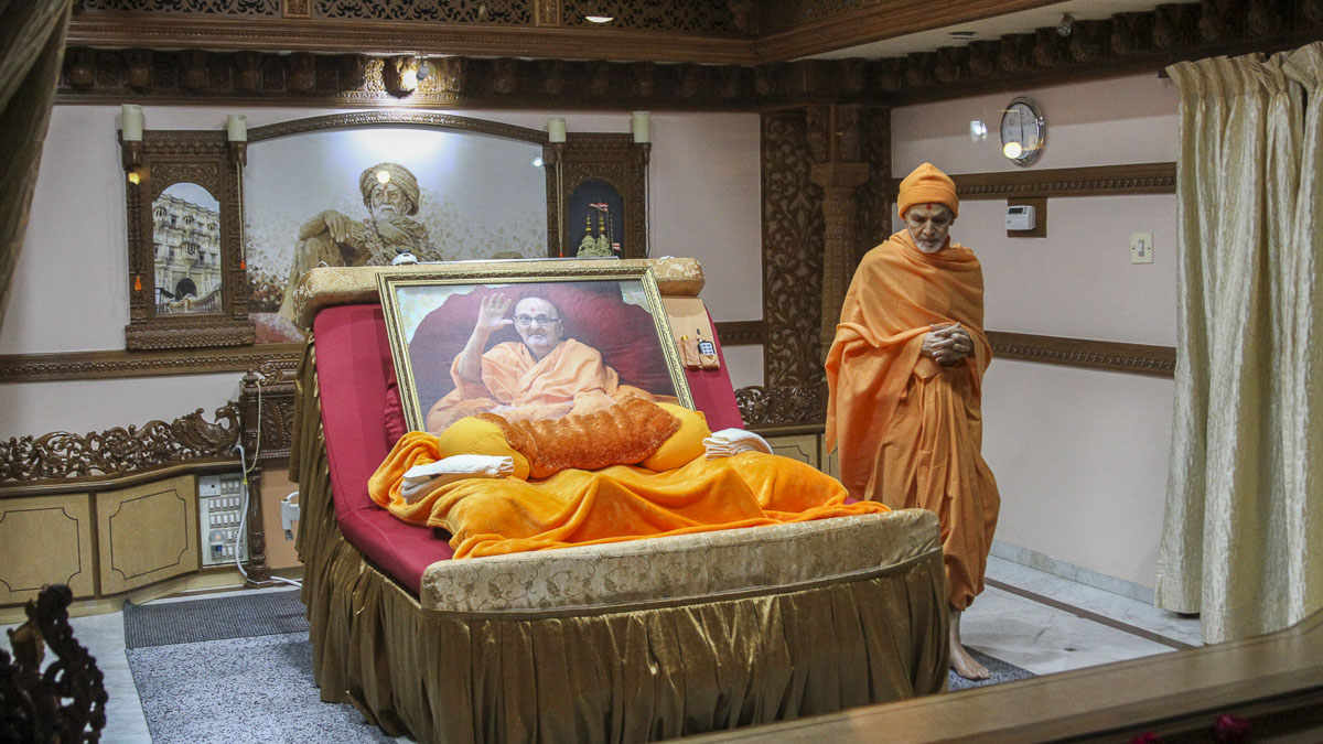Param Pujya Mahant Swami Maharaj doing darshan in room of Brahmaswarup Pramukh Swami Maharaj, 27 Jan 2017