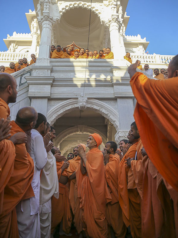 Sadhus doing darshan of Param Pujya Mahant Swami Maharaj, 28 Jan 2017