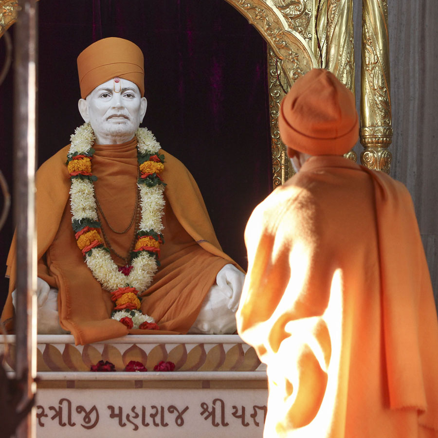 Param Pujya Mahant Swami Maharaj engrossed in darshan of Brahmaswarup Shastriji Maharaj, 28 Jan 2017