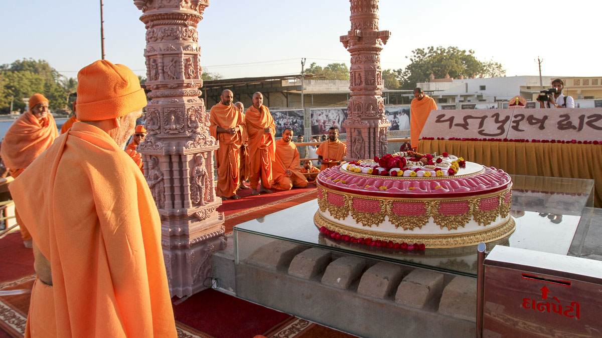 Param Pujya Mahant Swami Maharaj engrossed in darshan at Brahmaswarup Pramukh Swami Maharaj's samadhi, 29 Jan 2017