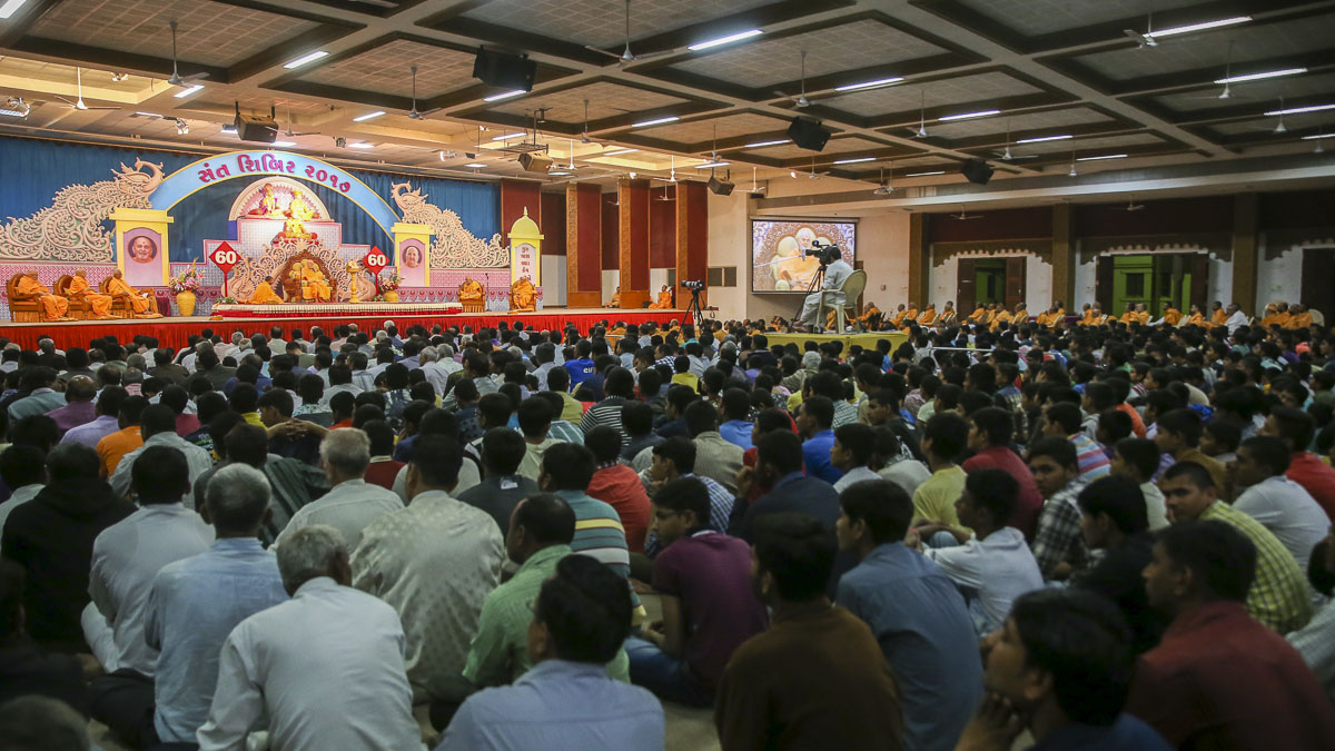 Sadhus and devotees during the Sunday satsang assembly, 29 Jan 2017