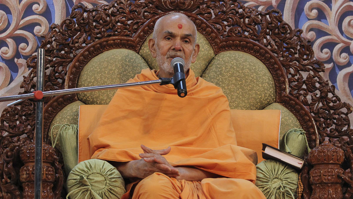 Param Pujya Mahant Swami Maharaj blesses the evening satsang assembly, 29 Jan 2017
