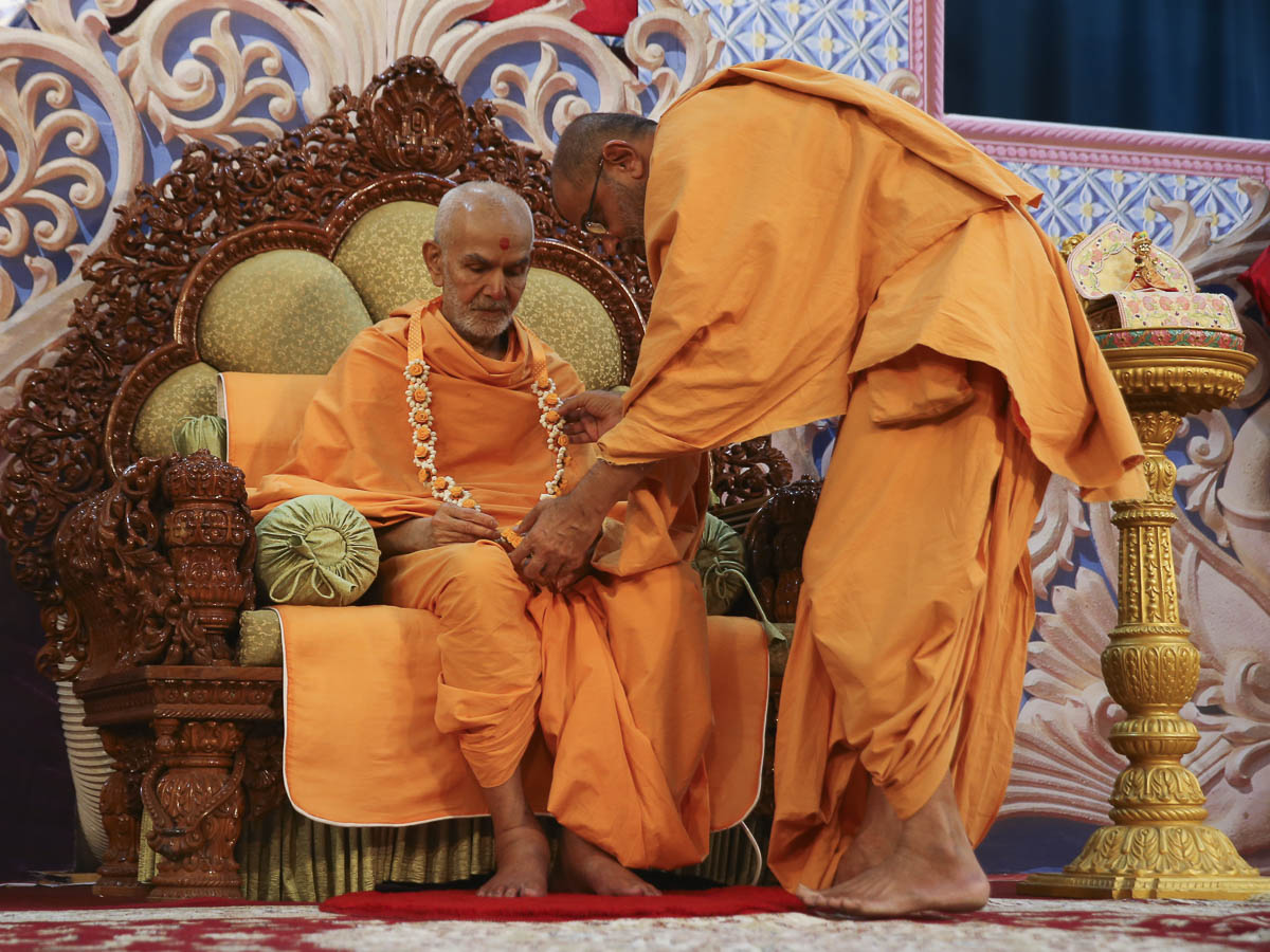 Gnaneshwar Swami honors Param Pujya Mahant Swami Maharaj with a garland, 29 Jan 2017