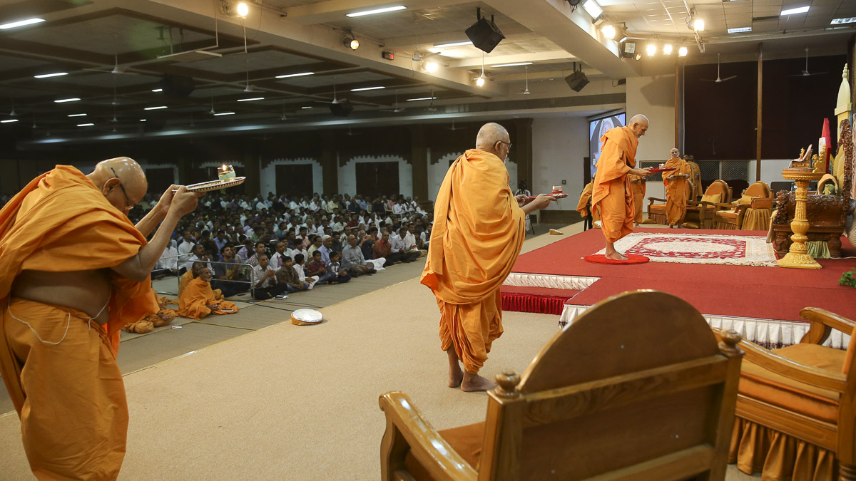 Param Pujya Mahant Swami Maharaj and senior sadhus perform evening arti, 29 Jan 2017