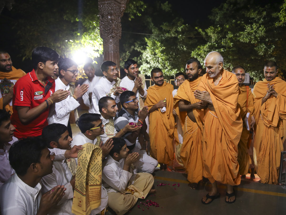 Students of BAPS Swaminarayan Sanskrit Mahavidyalay doing darshan of Param Pujya Mahant Swami Maharaj, 29 Jan 2017