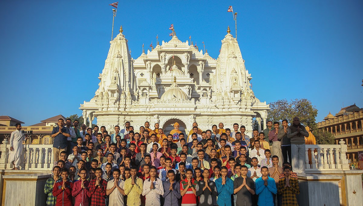 Param Pujya Mahant Swami Maharaj with students of Swaminarayan Vidyamandir, Sarangpur, 30 Jan 2017
