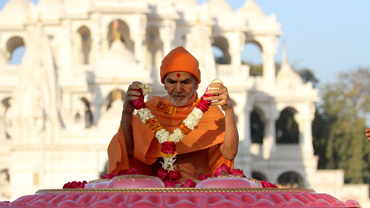 Param Pujya Mahant Swami Maharaj offers a garland at Brahmaswarup Pramukh Swami Maharaj's samadhi, 30 Jan 2017