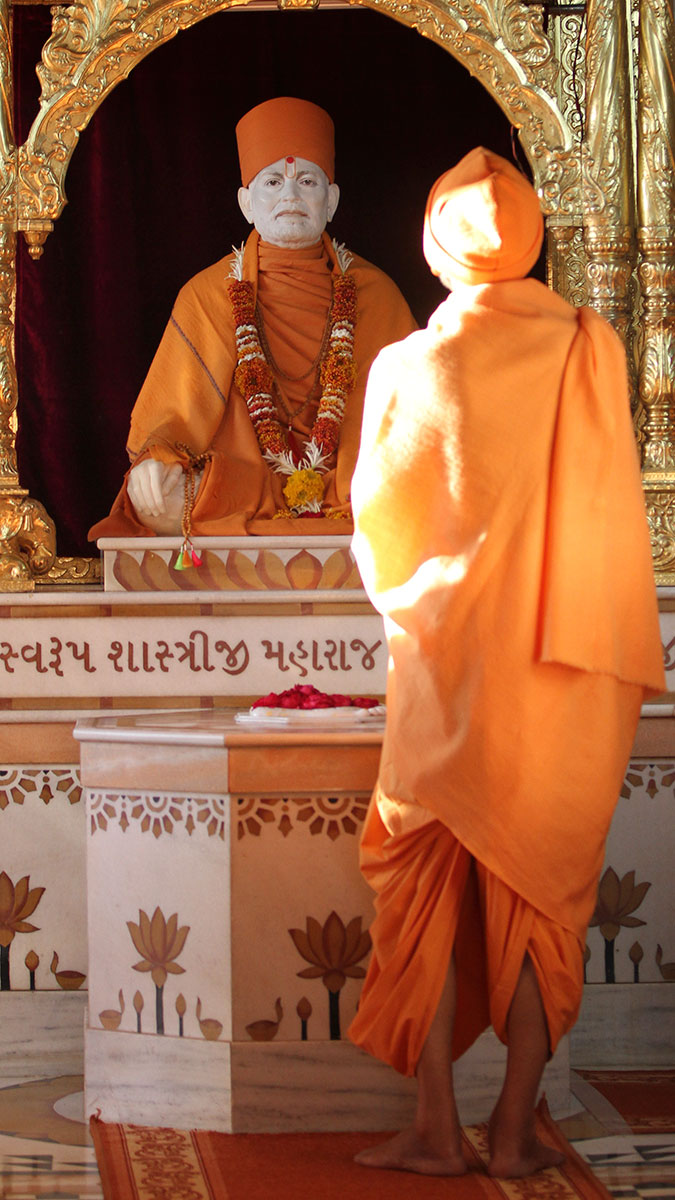 Param Pujya Mahant Swami Maharaj engrossed in darshan of Brahmaswarup Shastriji Maharaj, 30 Jan 2017