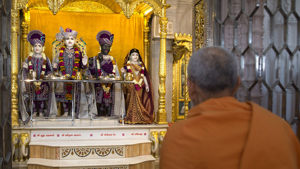 Param Pujya Mahant Swami Maharaj doing darshan of Thakorji before going to Gadhada, 30 Jan 2017