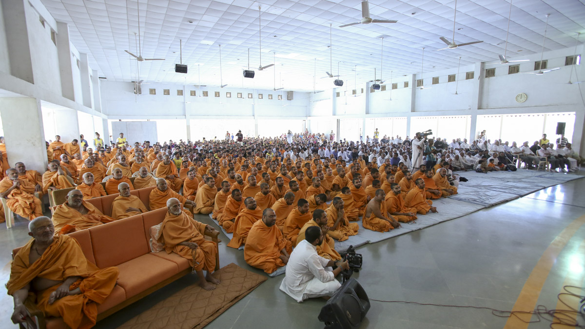Sadhus and devotees during the welcome assembly, 30 Jan 2017
