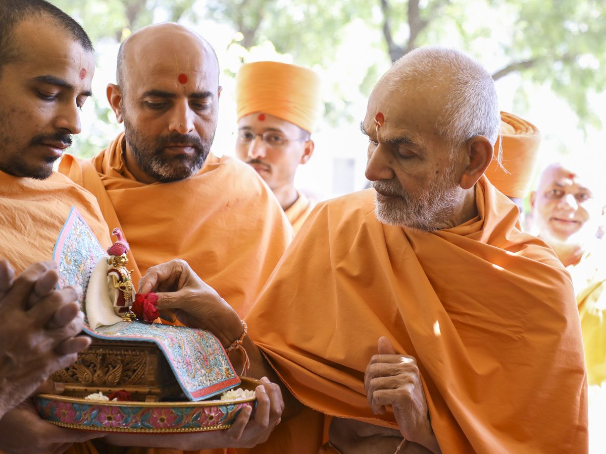 Param Pujya Mahant Swami Maharaj performs pujan of Thakorji, 30 Jan 2017