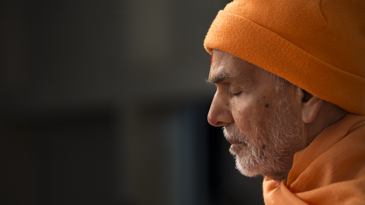 Param Pujya Mahant Swami Maharaj performs his morning puja, 31 Jan 2017