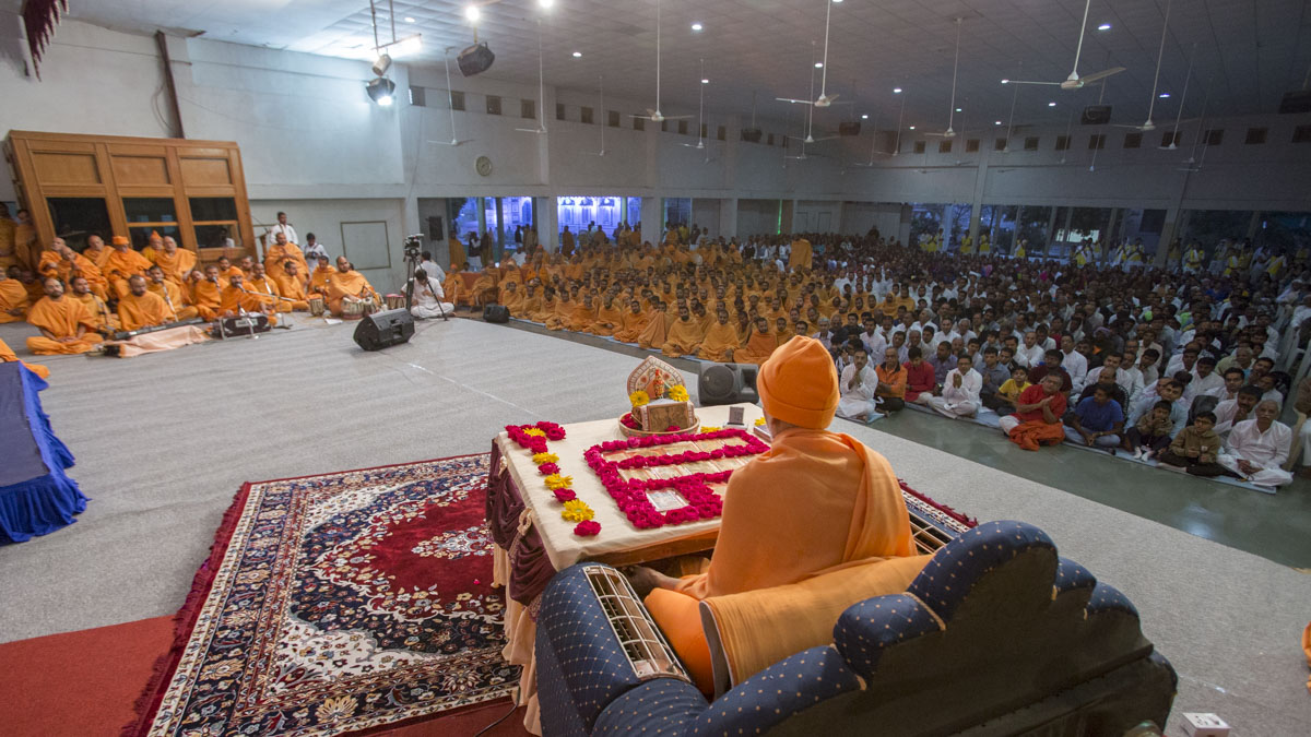 Sadhus and devotees doing Param Pujya Mahant Swami Maharaj's puja darshan, 31 Jan 2017