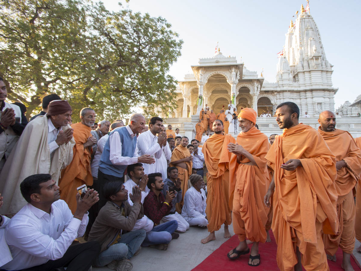 Devotees doing darshan of Param Pujya Mahant Swami Maharaj, 31 Jan 2017
